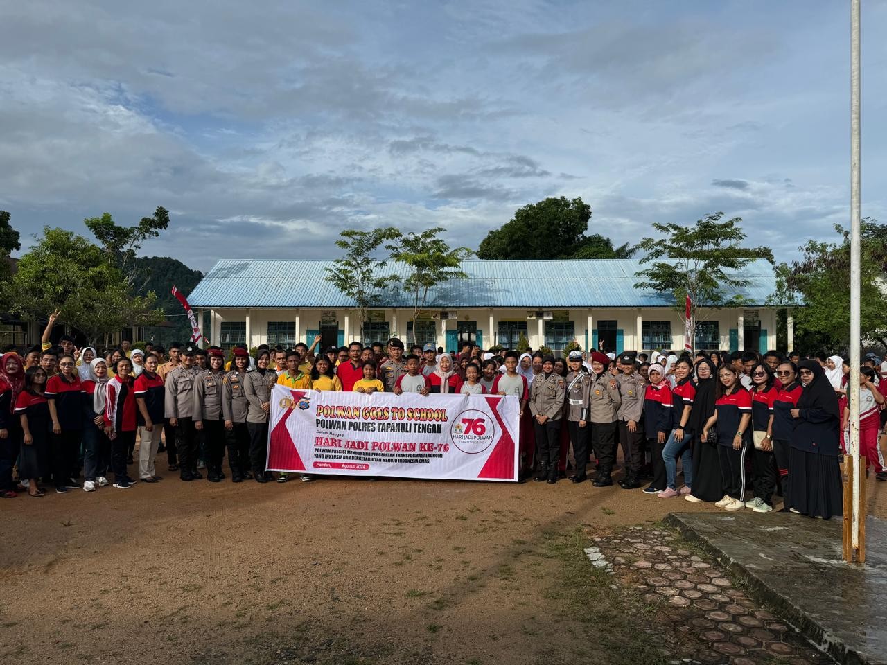  Polwan Polres Tapteng Gelar \"Police Goes To School\" di SMA N 2 Tukka