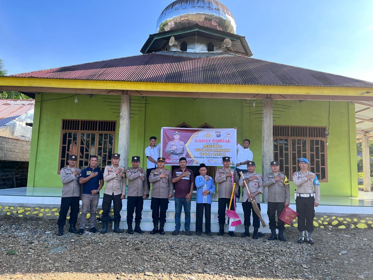 Polsek Pinangsori Gelar Aksi Sosial Kebersihan Masjid Sambut Ramadhan