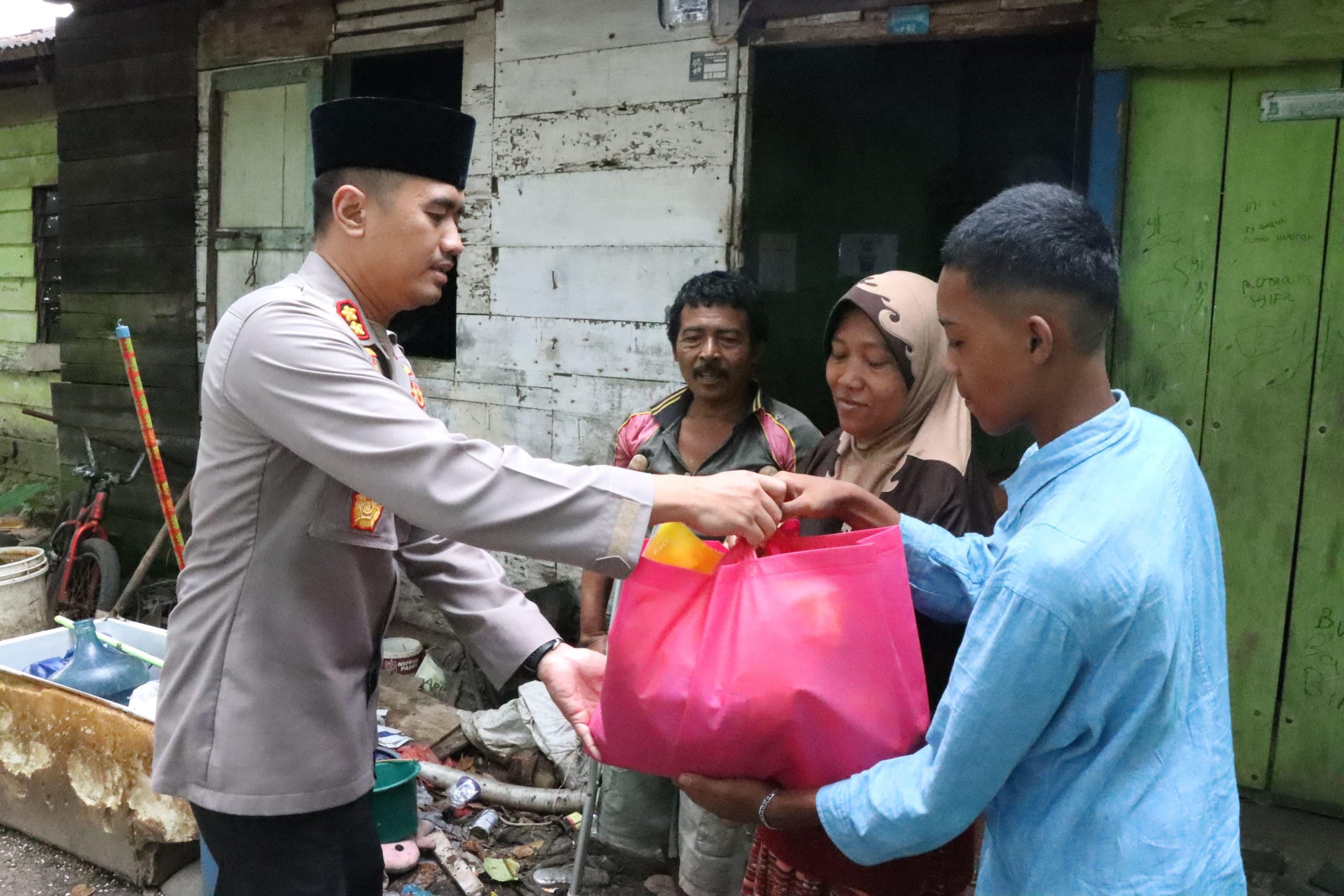 Kapolres Tapteng Kunjungi Warga Kurang Mampu, Salurkan Bantuan Sosial