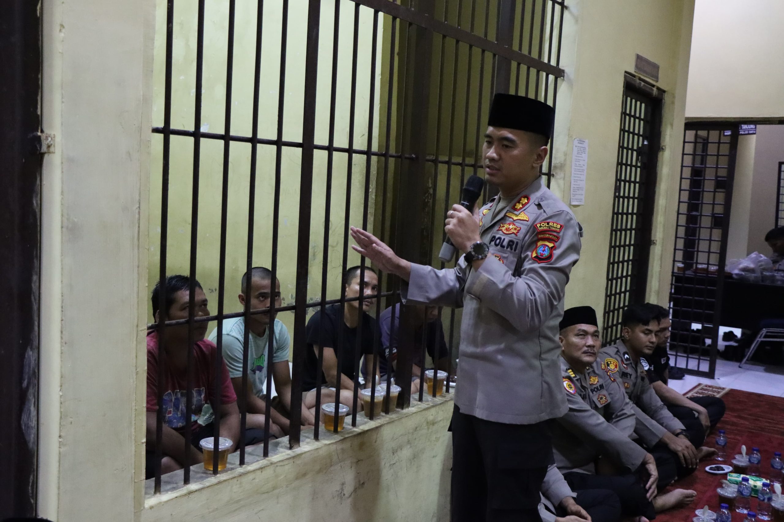 Momen Kapolres Tapteng Bukber dengan Tahanan