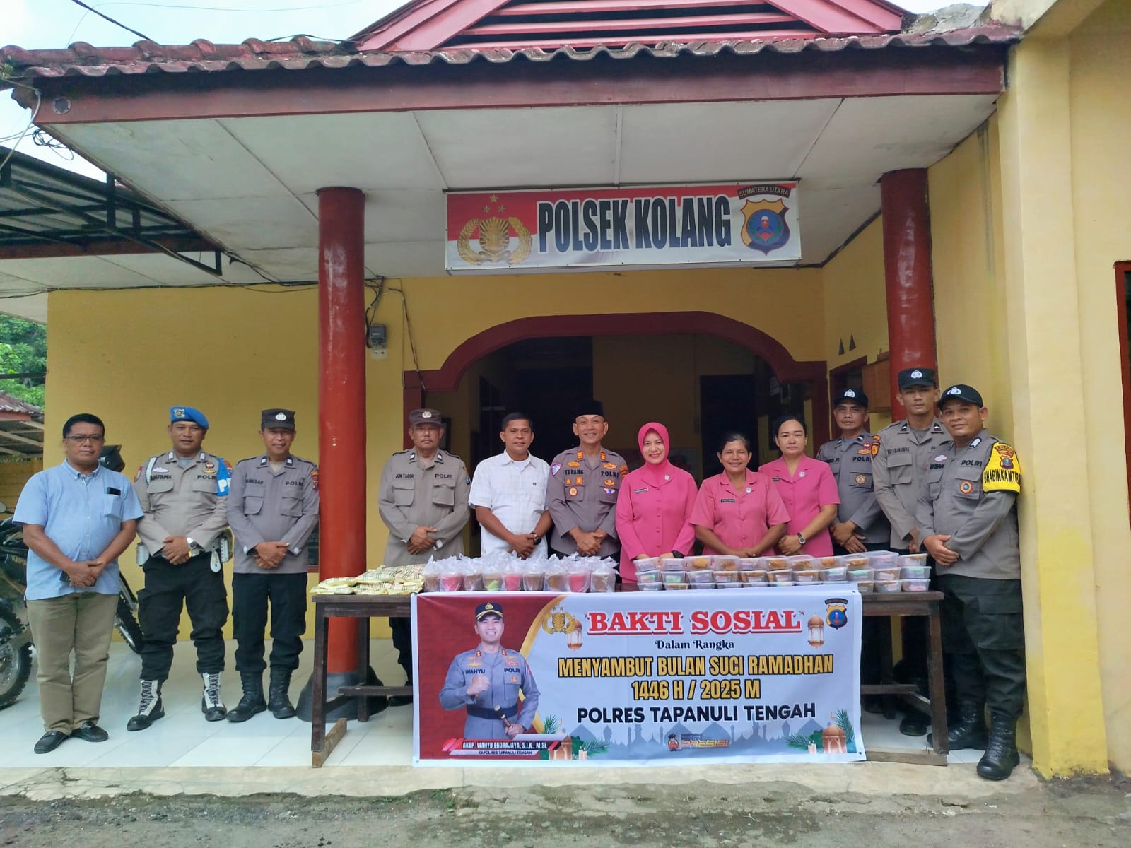 Polsek Kolang dan Bhayangkari Berbagi Takjil Sambut Ramadhan