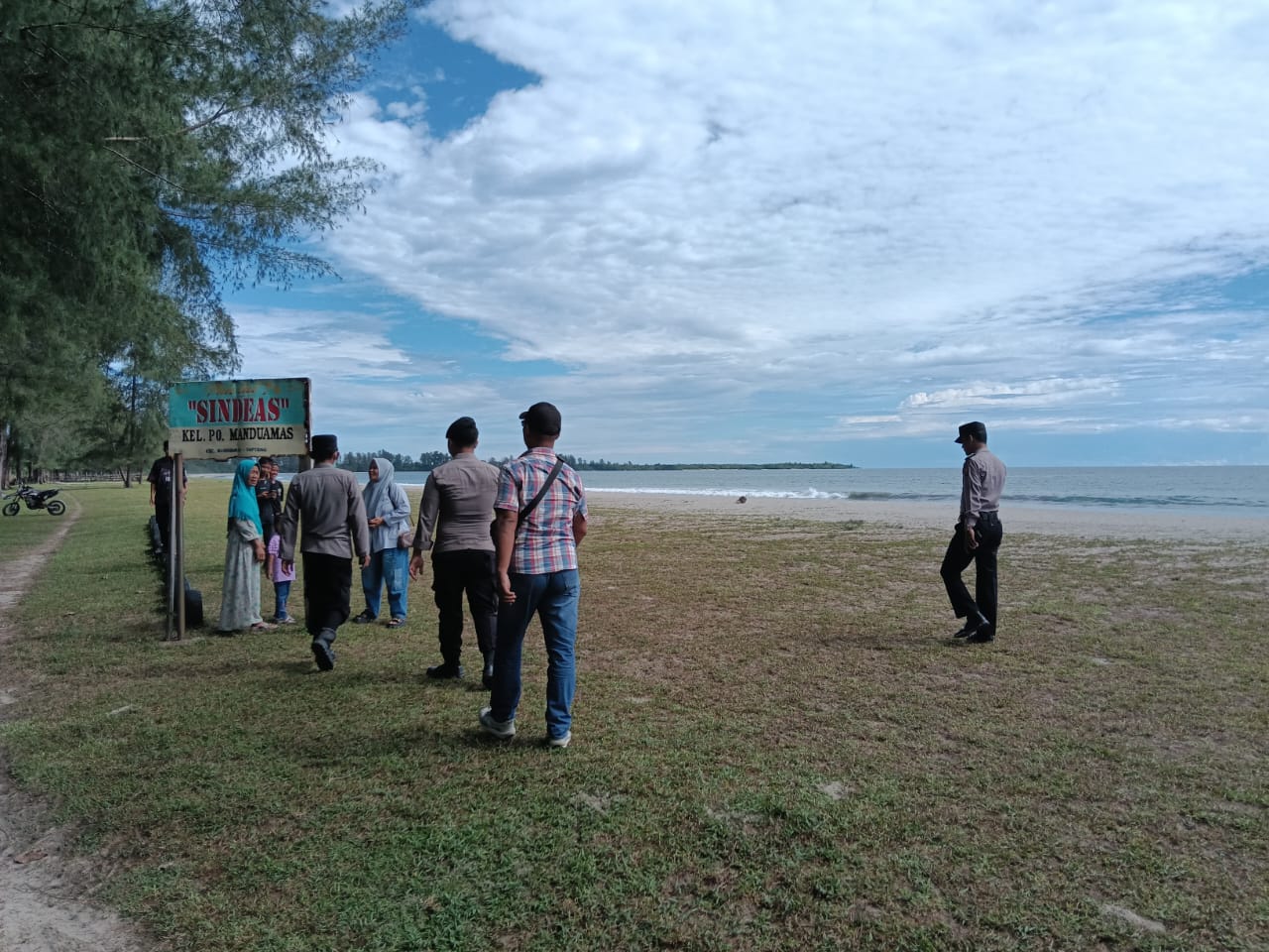Personel Polsek Manduamas Jaga Keamanan Wisatawan di Pantai Sindeas Saat Libur Lebaran