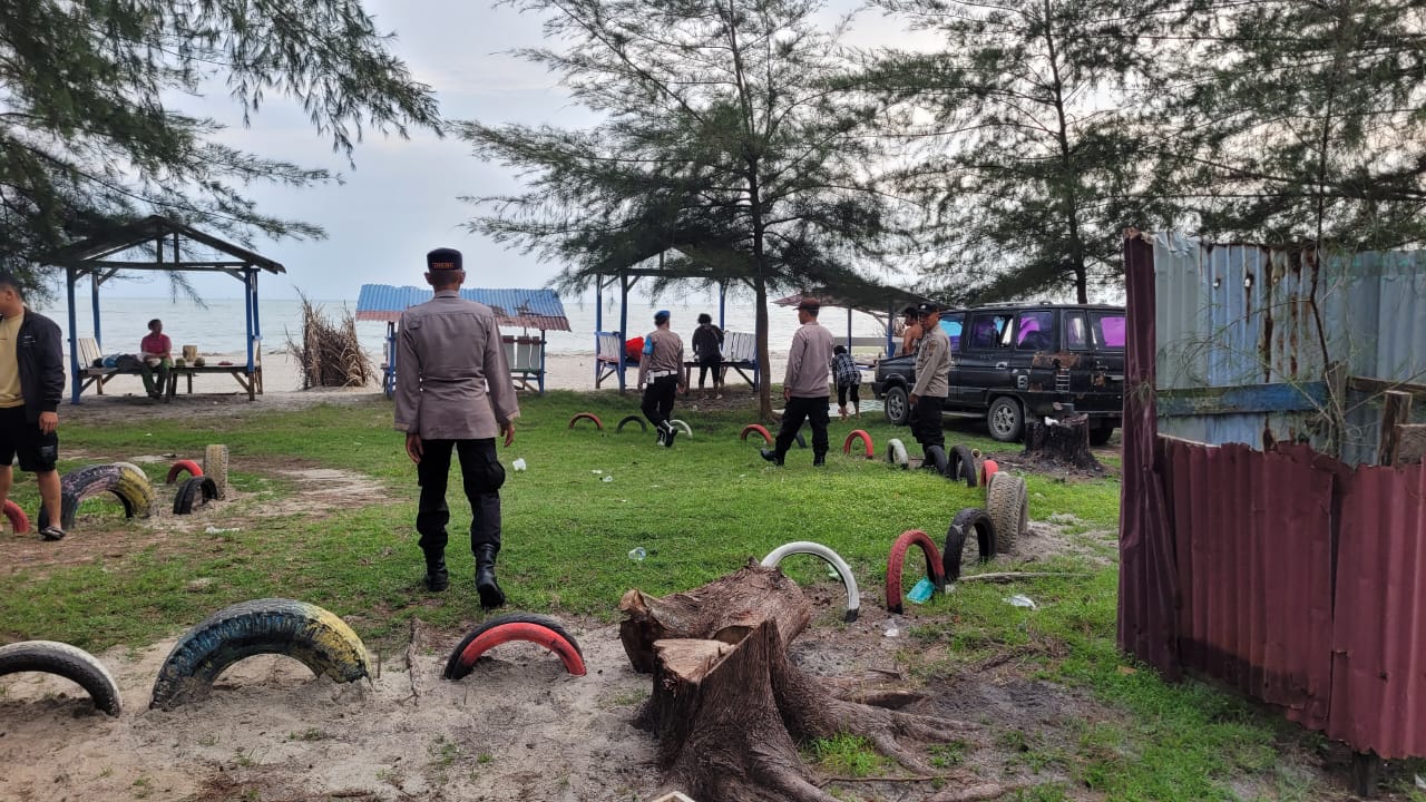 Libur Lebaran, Polsek Barus Kawal Ketat Pantai Kahona demi Keamanan Pengunjung