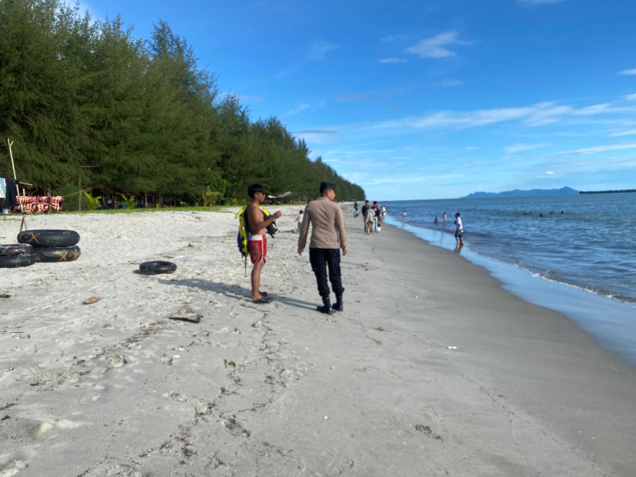 Libur Lebaran, Polsek Sorkam Siaga Amankan Pantai Binasi untuk Kenyamanan Wisatawan