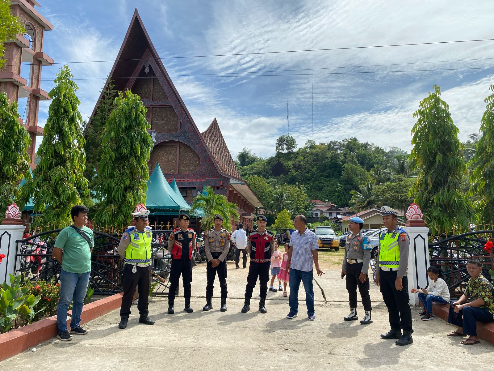 Polres Tapteng Tingkatkan Keamanan Gereja, Pastikan Ibadah Minggu Berlangsung Kondusif