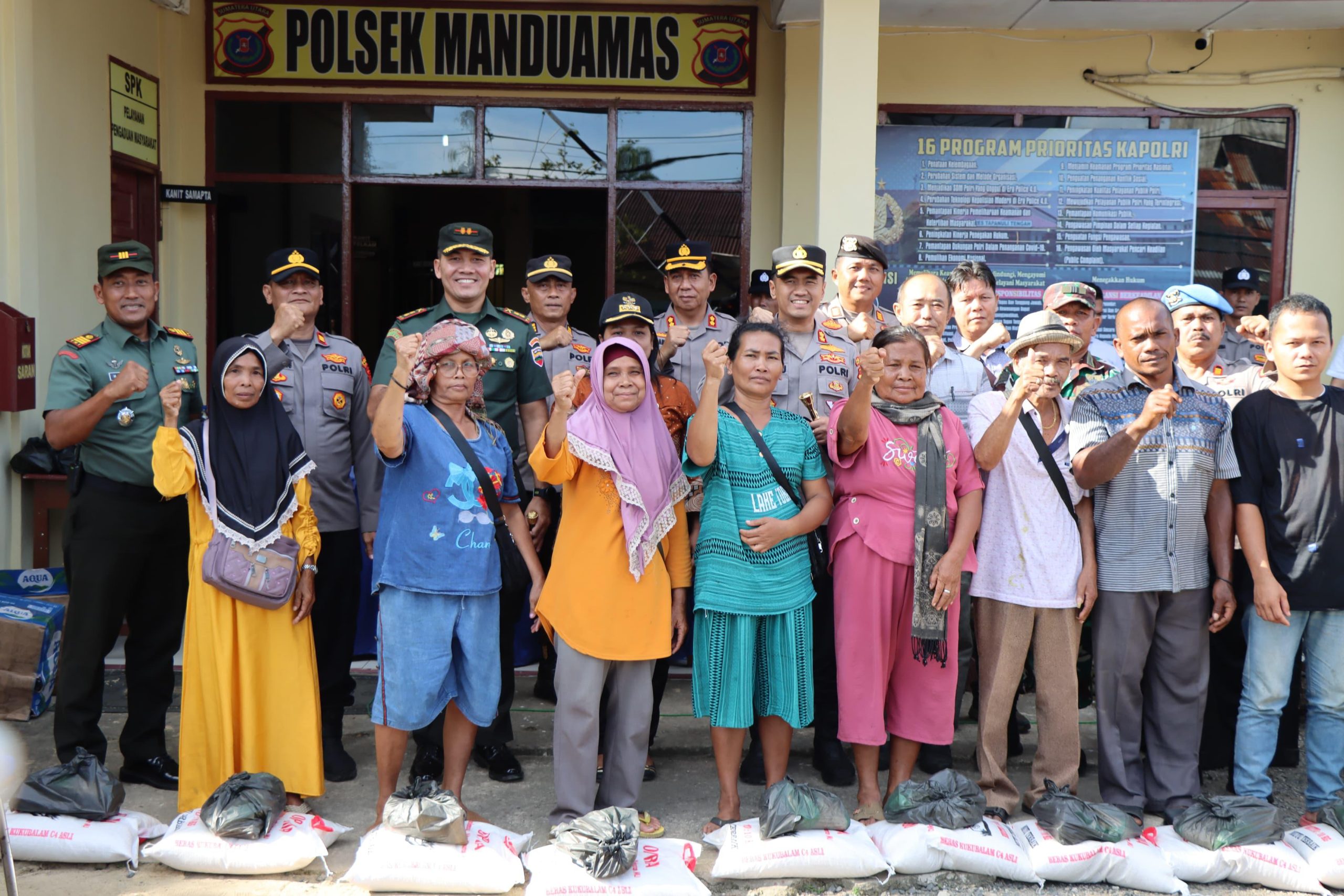 TNI-Polri Bersama PT. Nauli Sawit Bagikan Paket Sembako untuk Masyarakat di Manduamas
