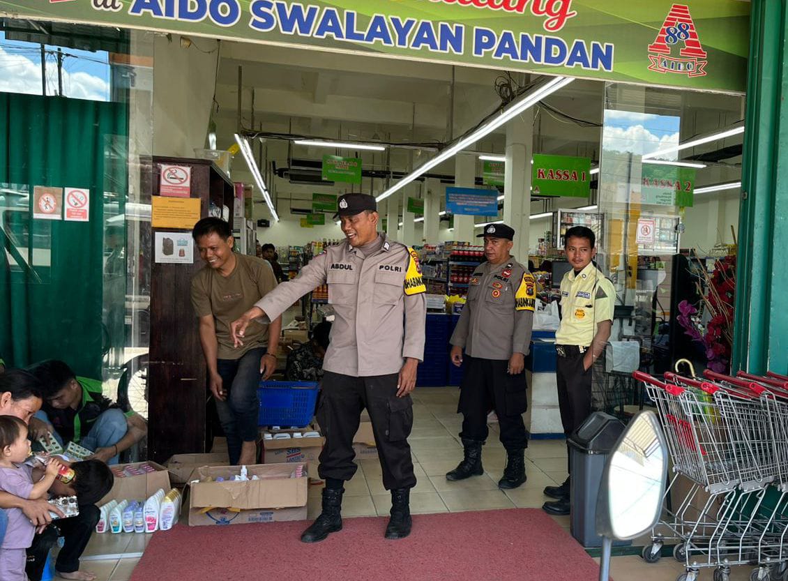 Patroli Dialogis Polsek Pandan Tingkatkan Keamanan di Area Perbelanjaan dan Perbankan