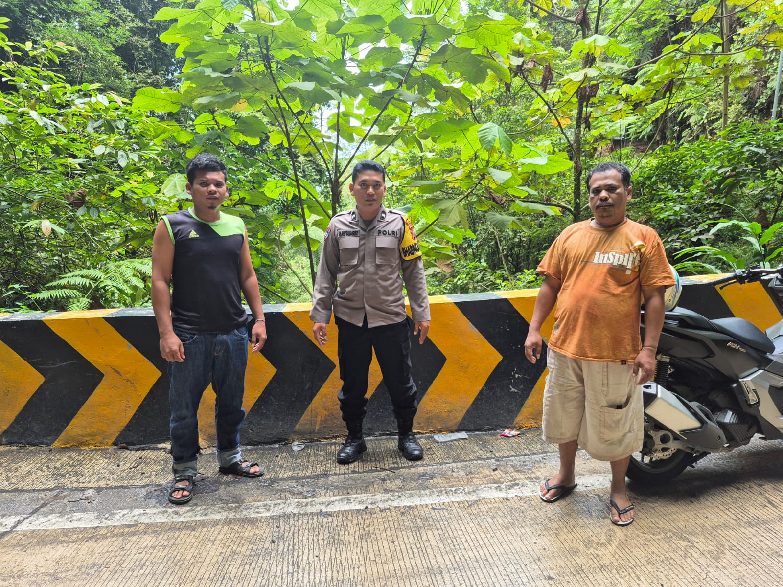 Bhabinkamtibmas Jalin Silaturahmi dengan Warga, Sosialisasikan Pencegahan Pungli dan Premanisme