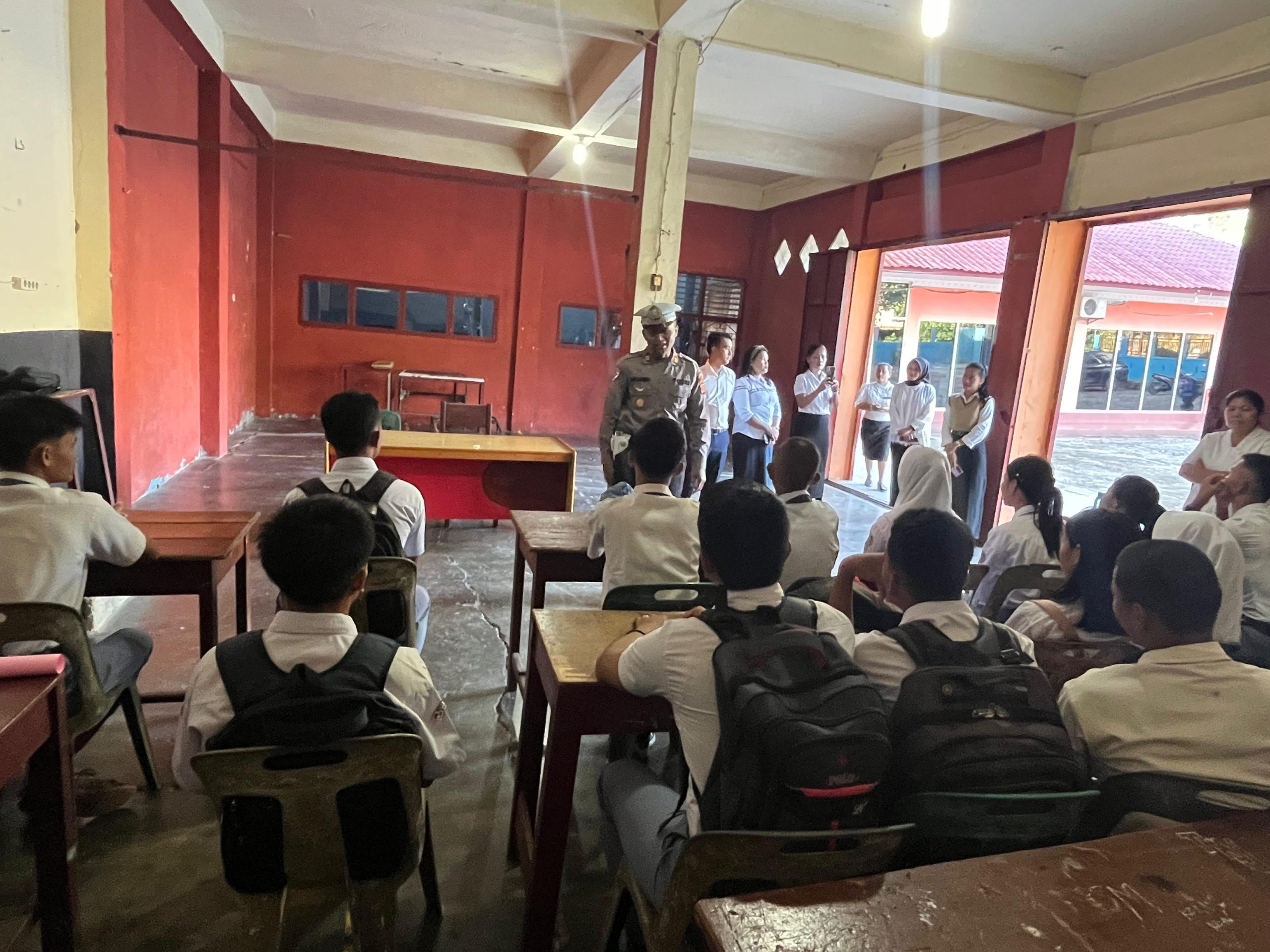 Satlantas Polres Tapanuli Tengah Edukasi Pelajar SMK Putra Harapan tentang Keselamatan Berlalu Lintas