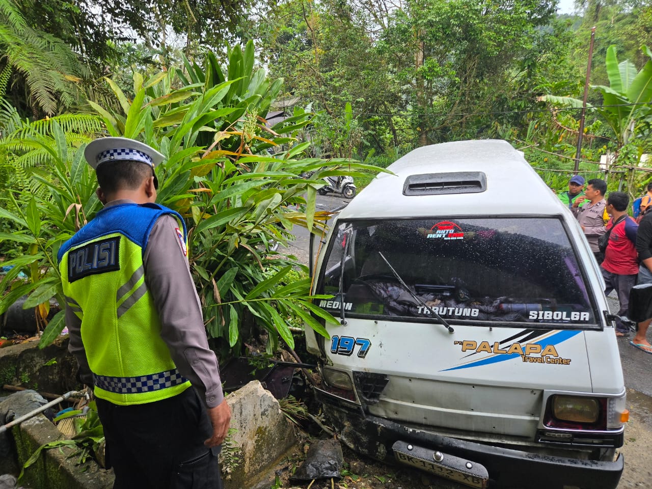 UNIT LAKA SAT LANTAS POLRES TAPANULI TENGAH OLAH TKP TABRAKAN TRUK BERUNTUN DI SITAHUIS